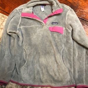 Gray and pink Patagonia snap t fleece pullover